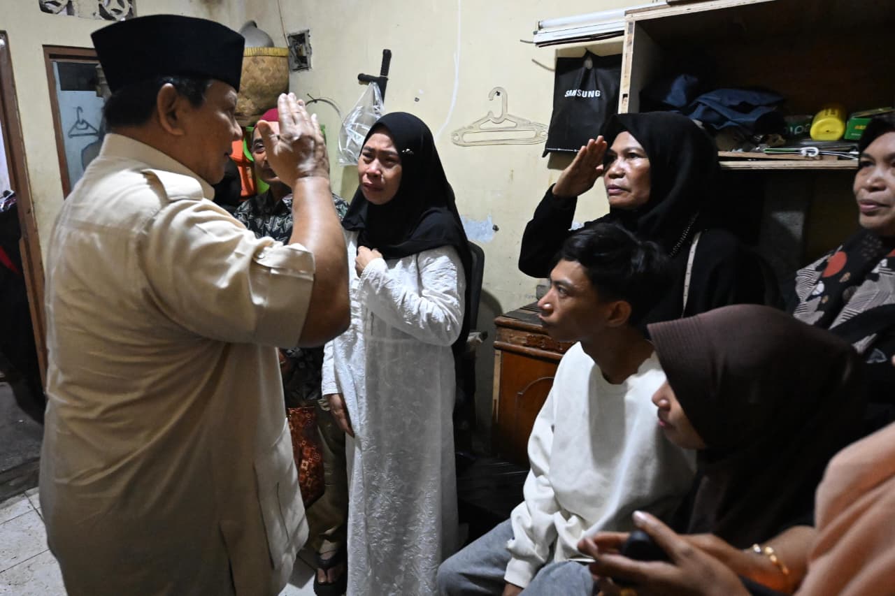 Presiden Prabowo Takziah ke Rumah Duka Affan Kurniawan, Sampaikan Duka Cita Mendalam Presiden Republik Indonesia, Prabowo Subianto menyampaikan belasungkawa secara langsung kepada keluarga almarhum Affan Kurniawan, pengemudi ojek online (ojol) yang wafat dalam insiden yang terjadi pada demonstrasi Kamis malam, 28 Agustus 2025. (BeritaNasional/Elvis Sendouw/HO Biro Pres Istana)