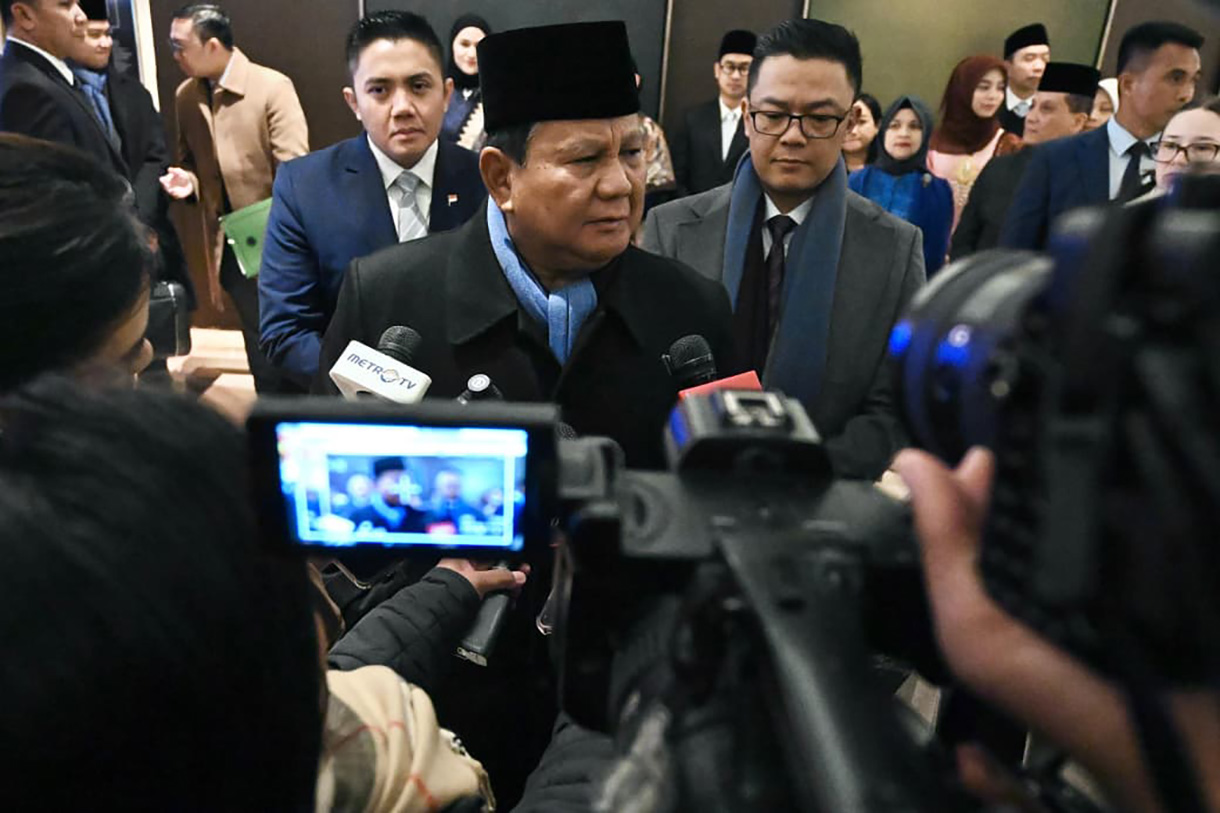 Presiden Prabowo Subianto (tengah) didampingi Menlu Sugiono (kanan) dan Sekretaris Kabinet Teddy Indra Wijaya (kiri) memberikan keterangan kepada wartawan di Washington DC, Amerika Serikat, Sabtu (21/1/2026).