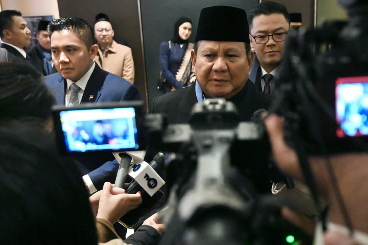 Presiden Prabowo Subianto (tengah) didampingi Menlu Sugiono (kanan) dan Sekretaris Kabinet Teddy Indra Wijaya (kiri) memberikan keterangan kepada wartawan di Washington DC, Amerika Serikat, Sabtu (21/1/2026).