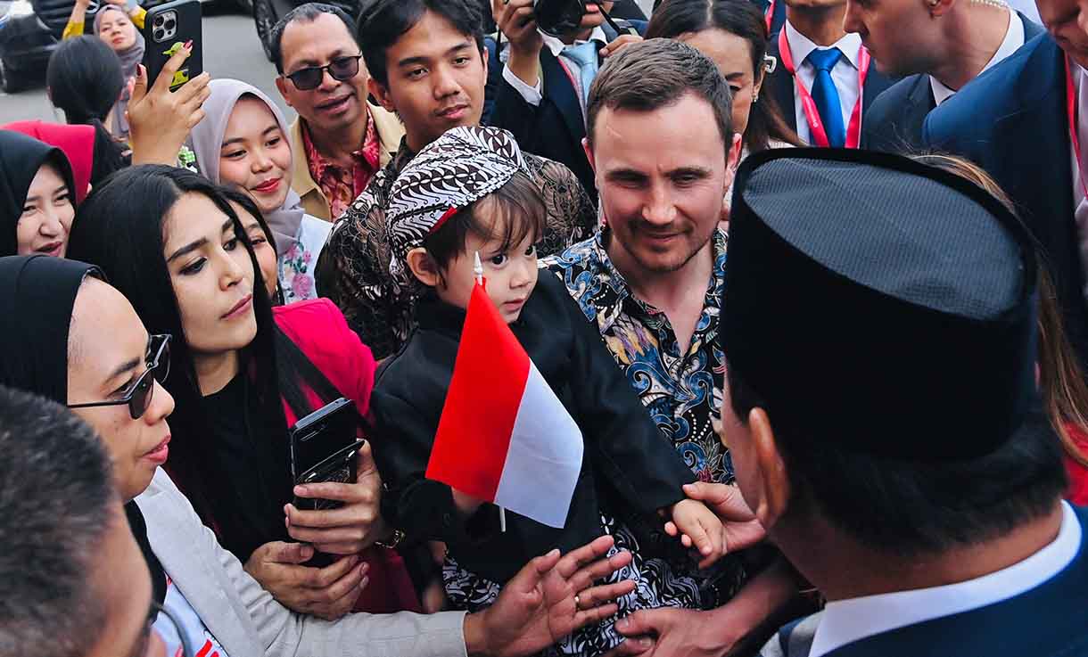 Presiden Prabowo temui Diaspora Indonesia di Rusia Presiden Prabowo Subianto (kiri) menyapa mahasiswa dan diaspora Indonesia usai tiba di hotel tempat Presiden menginap di St. Petersburg, Rusia, Rabu (18/6/2025). (Biro Pers)