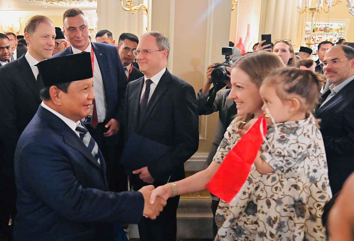 Presiden Prabowo temui Diaspora Indonesia di Rusia Presiden Prabowo Subianto (kiri) menyapa mahasiswa dan diaspora Indonesia usai tiba di hotel tempat Presiden menginap di St. Petersburg, Rusia, Rabu (18/6/2025). (Biro Pers)