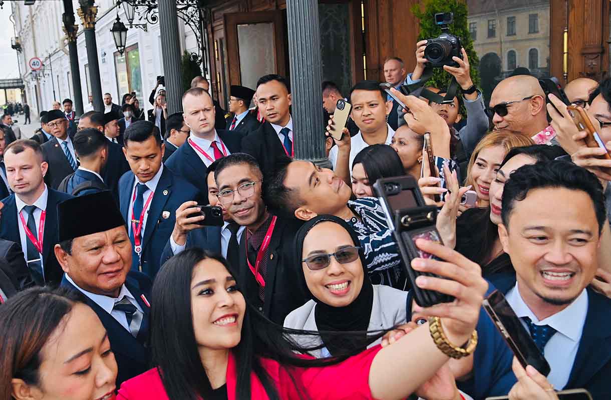 Presiden Prabowo temui Diaspora Indonesia di Rusia Presiden Prabowo Subianto (kiri) menyapa mahasiswa dan diaspora Indonesia usai tiba di hotel tempat Presiden menginap di St. Petersburg, Rusia, Rabu (18/6/2025). (Biro Pers)