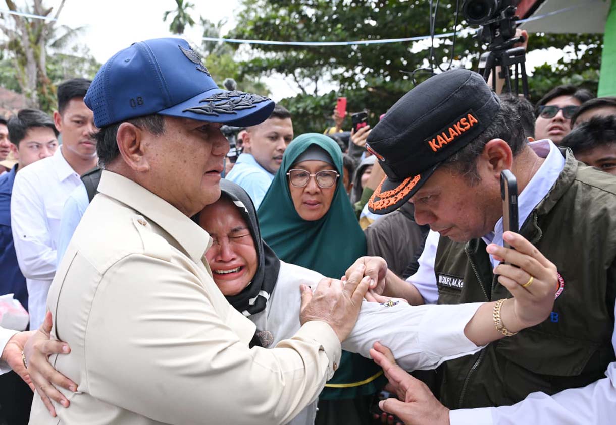 Presiden Prabowo Subianto (kiri) menyapa pengungsi di posko pengungsian korban bencana banir bandang di MAN 1 Langkat, Tanjung Pura, Langkat, Sumut. (Beritanasional.com/HO/Oke Atmaja)