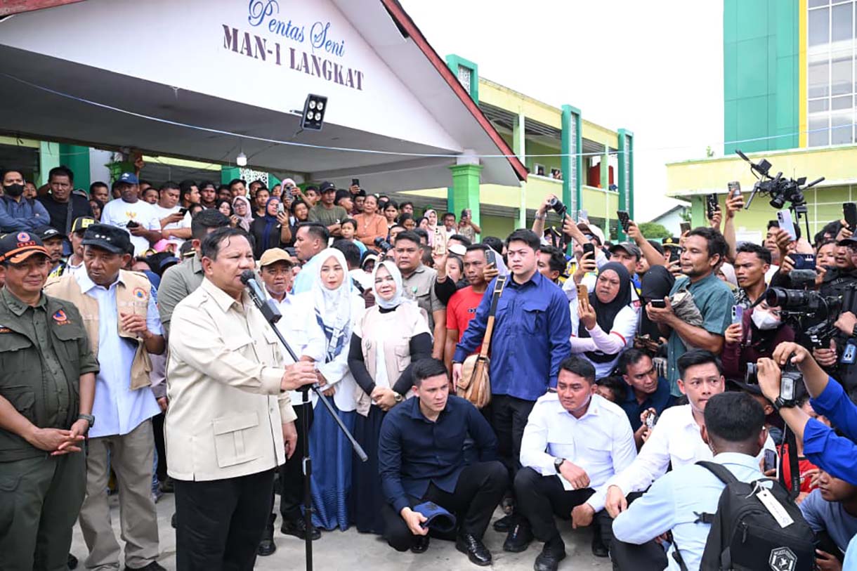 Presiden Prabowo Subianto (kiri) menyapa pengungsi di posko pengungsian korban bencana banir bandang di MAN 1 Langkat, Tanjung Pura, Langkat, Sumut, Sabtu (13/12/2025).  (Beritanasional.com/HO/Oke Atmaja)