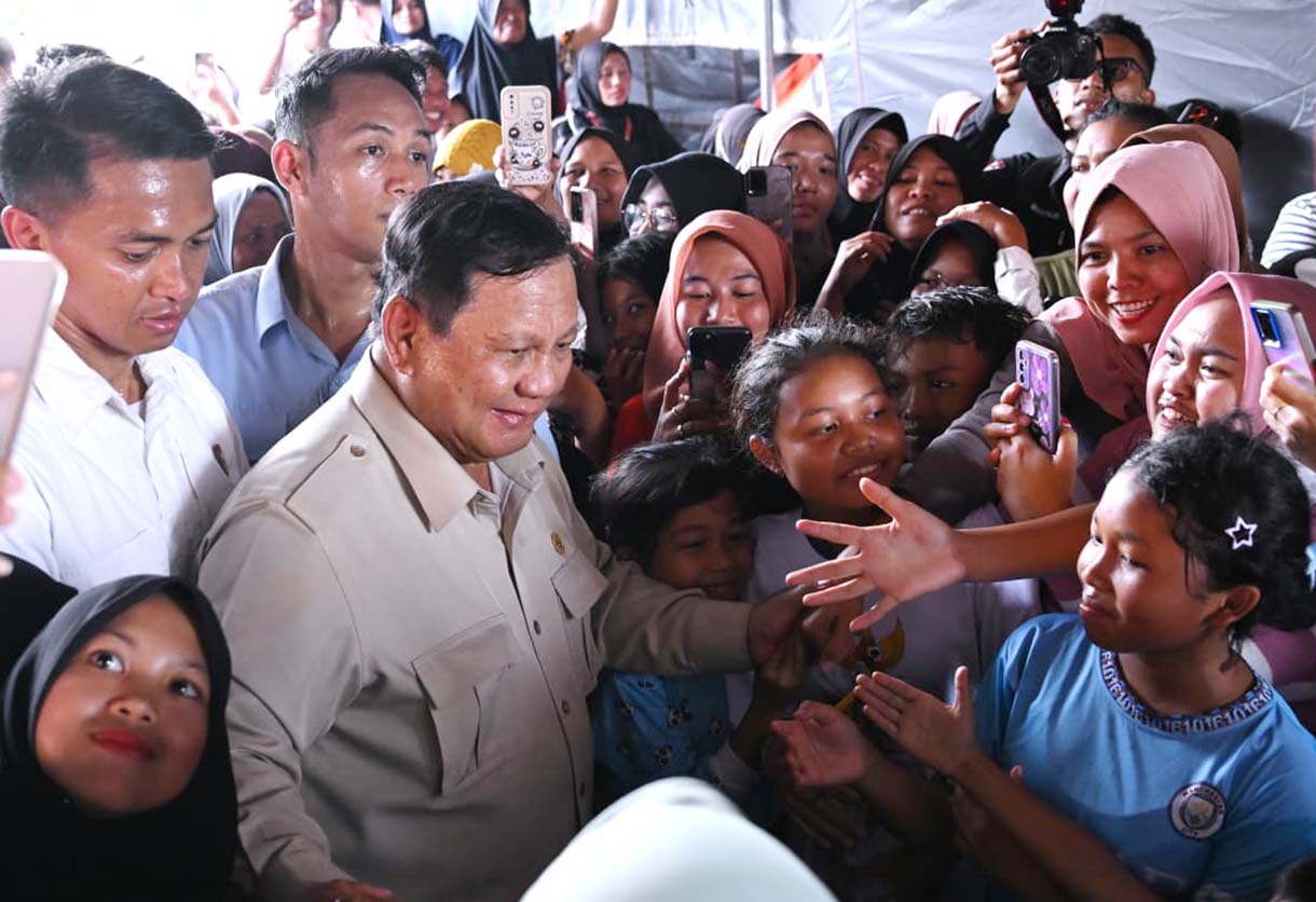 Presiden Prabowo Subianto (kiri) menyapa pengungsi di posko pengungsian korban bencana banir bandang di MAN 1 Langkat, Tanjung Pura, Langkat, Sumut, Sabtu (13/12/2025).  (Beritanasional.com/HO/Oke Atmaja)