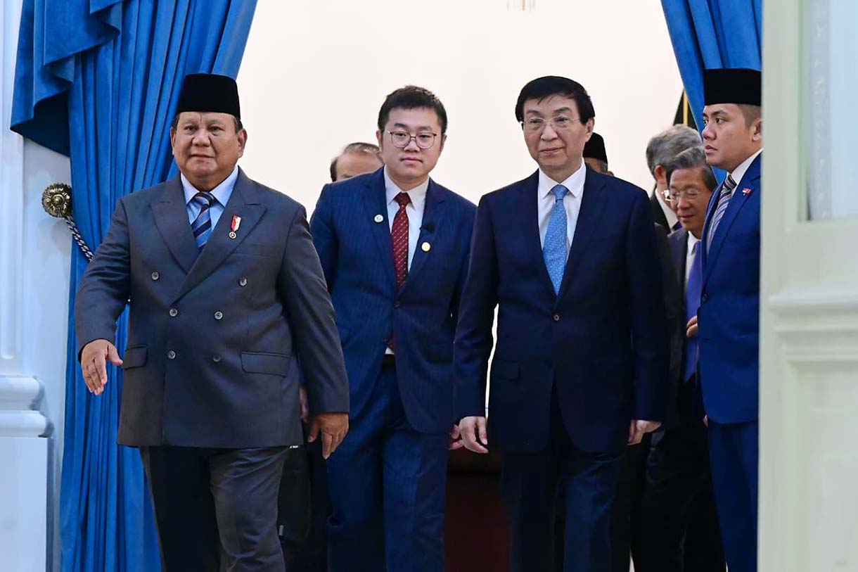 Presiden Prabowo Subianto (kanan) berjabat tangan dengan Ketua MPR China atau Chinese People's Political Consultative Conference Wang Huning (kiri) saat menerima kunjungan di Istana Merdeka, Jakarta, Kamis (4/12/2025). (Biro Setpres)