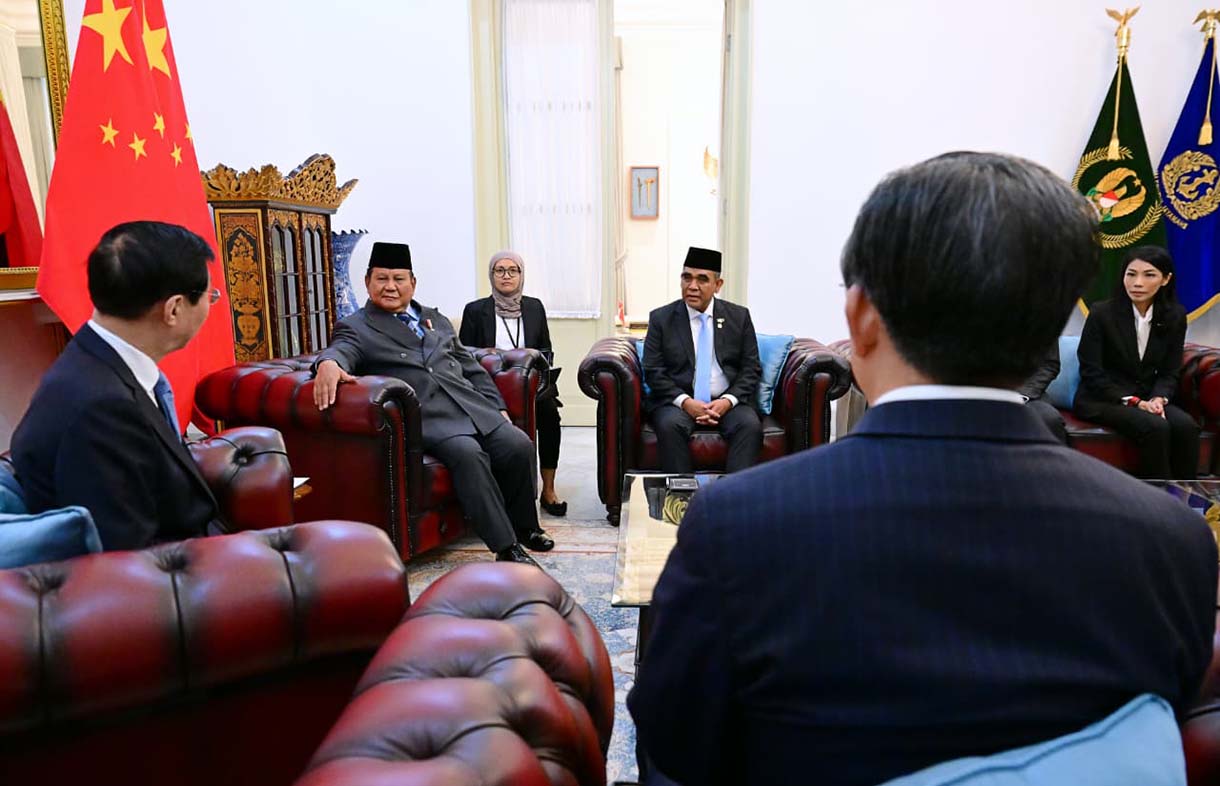 Presiden Prabowo Subianto (kanan) berjabat tangan dengan Ketua MPR China atau Chinese People's Political Consultative Conference Wang Huning (kiri) saat menerima kunjungan di Istana Merdeka, Jakarta, Kamis (4/12/2025). (Biro Setpres)