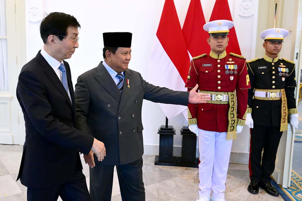 Presiden Prabowo Subianto (kanan) berjabat tangan dengan Ketua MPR China atau Chinese People's Political Consultative Conference Wang Huning (kiri) saat menerima kunjungan di Istana Merdeka, Jakarta, Kamis (4/12/2025). (Biro Setpres)