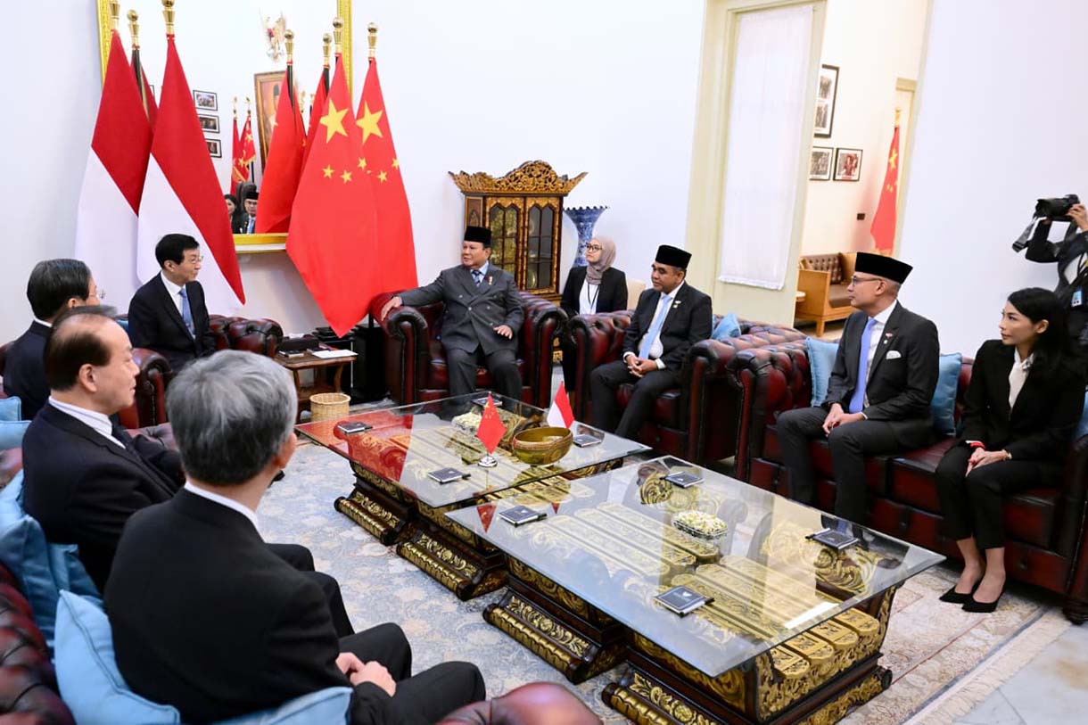 Presiden Prabowo Subianto (kanan) berjabat tangan dengan Ketua MPR China atau Chinese People's Political Consultative Conference Wang Huning (kiri) saat menerima kunjungan di Istana Merdeka, Jakarta, Kamis (4/12/2025). (Biro Setpres)