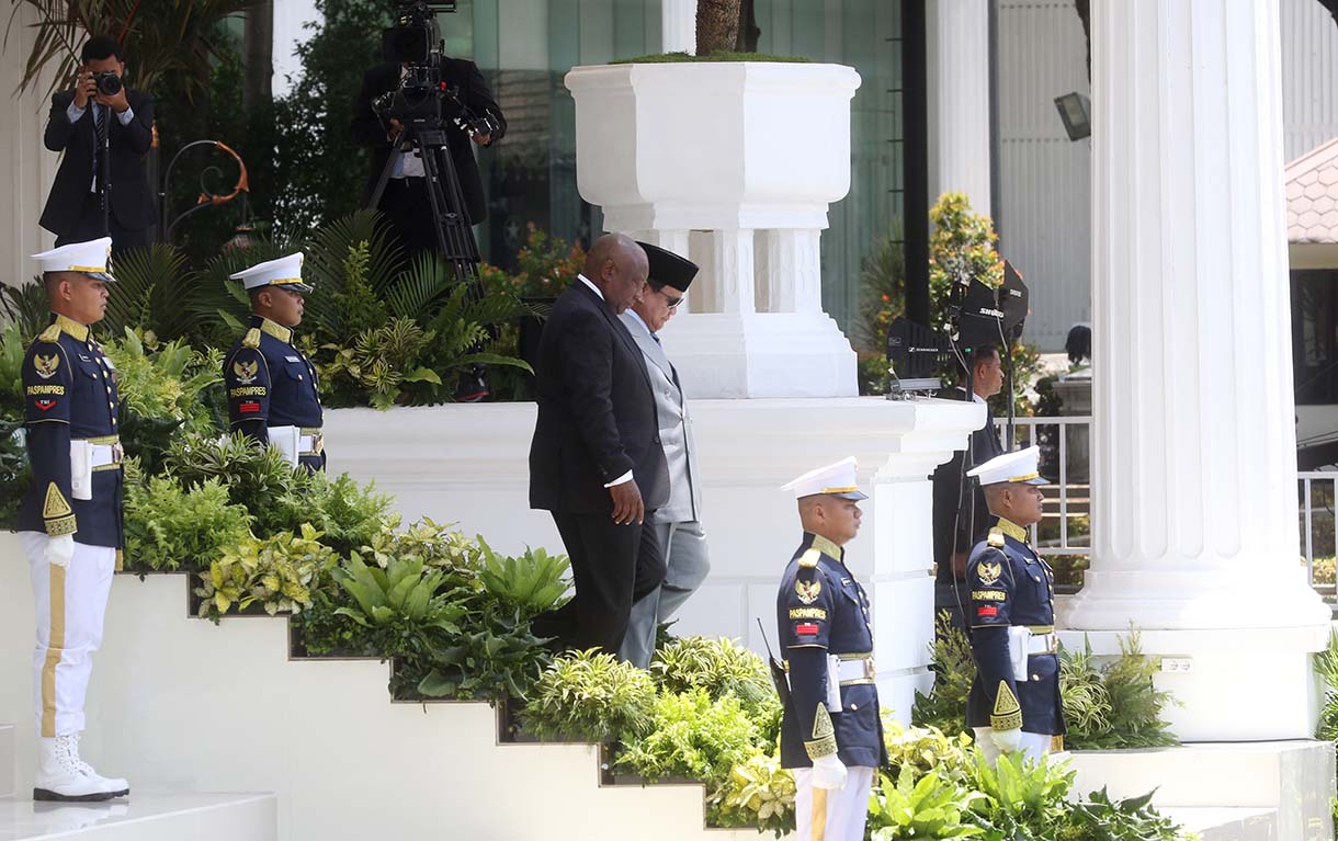 Presiden Prabowo Subianto (baris depan, tengah) memeriksa pasukan bersama Presiden Afrika Selatan Cyril Ramaphosa (baris depan, kanan) dalam kunjungan kenegaraan di Istana Merdeka, Jakarta, Rabu (22/10/2025).  (Beritanasional.com/Okeatmaja)