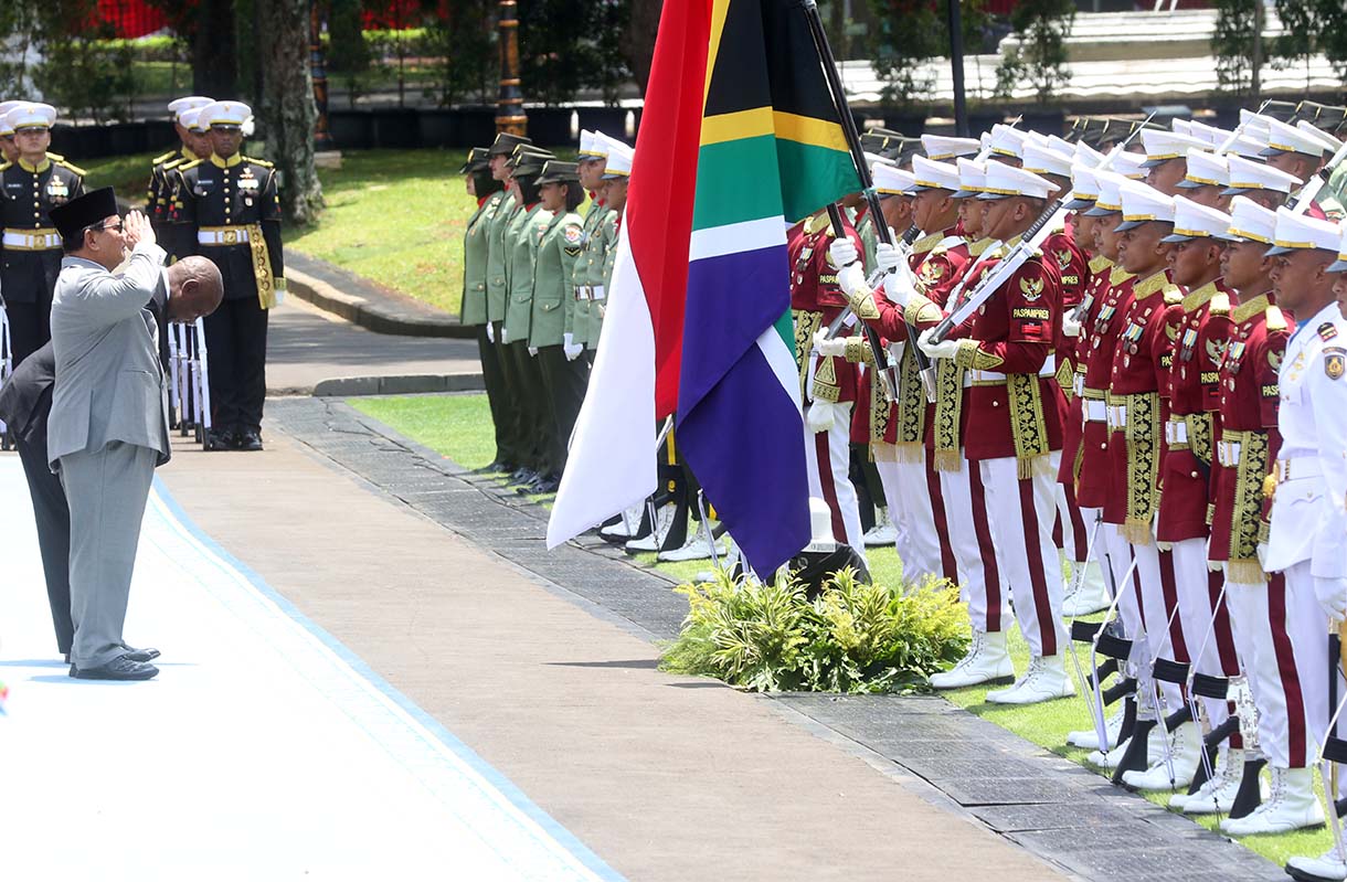 Presiden Prabowo Subianto (baris depan, tengah) memeriksa pasukan bersama Presiden Afrika Selatan Cyril Ramaphosa (baris depan, kanan) dalam kunjungan kenegaraan di Istana Merdeka, Jakarta, Rabu (22/10/2025).  (Beritanasional.com/Okeatmaja)