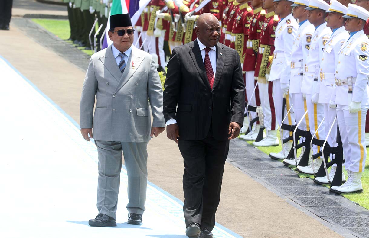 Presiden Prabowo Subianto (kiri) bersama Presiden Afrika Selatan Ramaphosa dalam kunjungan kenegaraan di Istana Merdeka, Jakarta. (Beritanasional.com/Oke Atmaja)