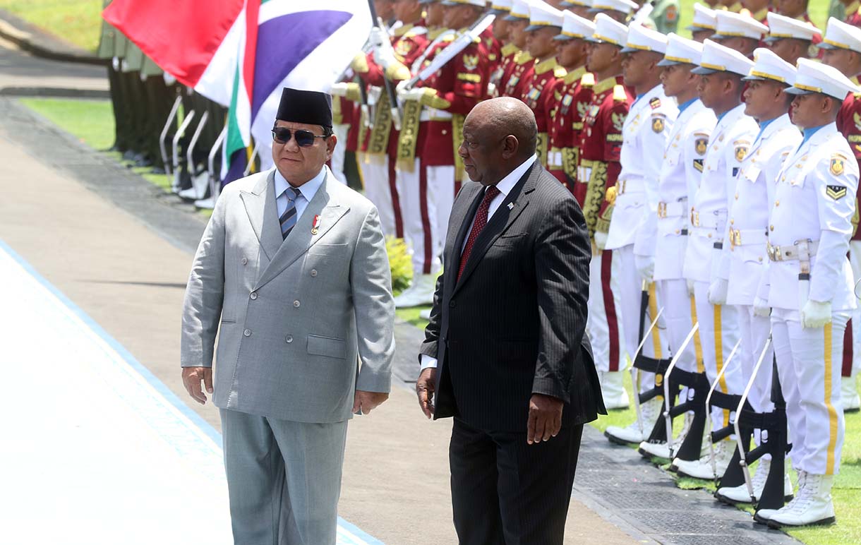 Presiden Prabowo Subianto (baris depan, tengah) memeriksa pasukan bersama Presiden Afrika Selatan Cyril Ramaphosa (baris depan, kanan) dalam kunjungan kenegaraan di Istana Merdeka, Jakarta, Rabu (22/10/2025).  (Beritanasional.com/Okeatmaja)
