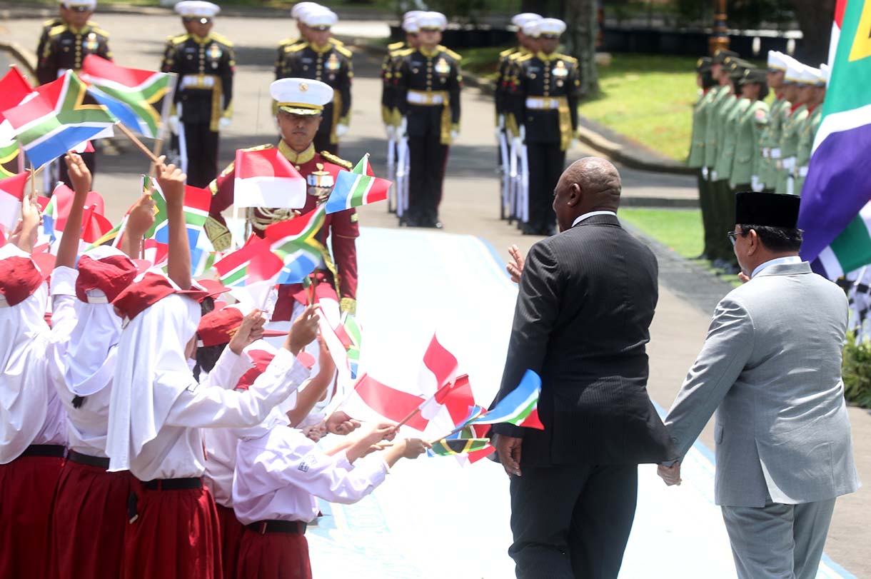 Presiden Prabowo Subianto (baris depan, tengah) memeriksa pasukan bersama Presiden Afrika Selatan Cyril Ramaphosa (baris depan, kanan) dalam kunjungan kenegaraan di Istana Merdeka, Jakarta, Rabu (22/10/2025).  (Beritanasional.com/Okeatmaja)