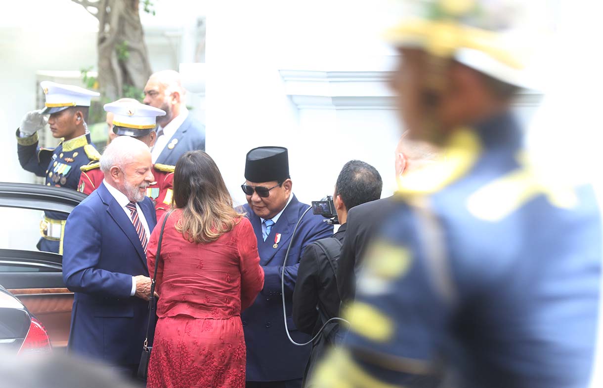 Presiden Prabowo Subianto (kedua kiri) bersama Presiden Brazil Luiz InÃ¡cio Lula da Silva (ketiga kiri) berjalan untuk pemeriksaan pasukan di Istana Merdeka, Jakarta, Kamis (23/10/2025). (Beritanasional.com/Okeatmaja)