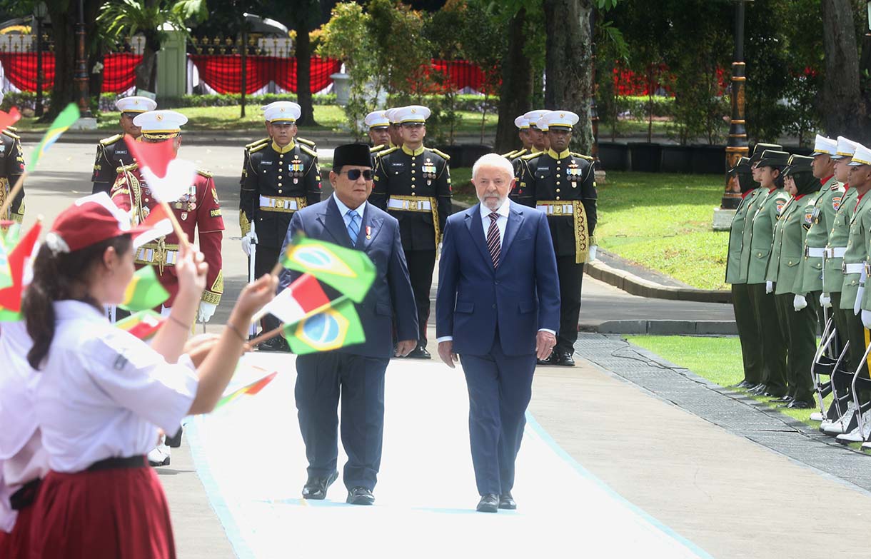 Presiden Prabowo Subianto (kedua kiri) bersama Presiden Brazil Luiz InÃ¡cio Lula da Silva (ketiga kiri) berjalan untuk pemeriksaan pasukan di Istana Merdeka, Jakarta, Kamis (23/10/2025). (Beritanasional.com/Okeatmaja)