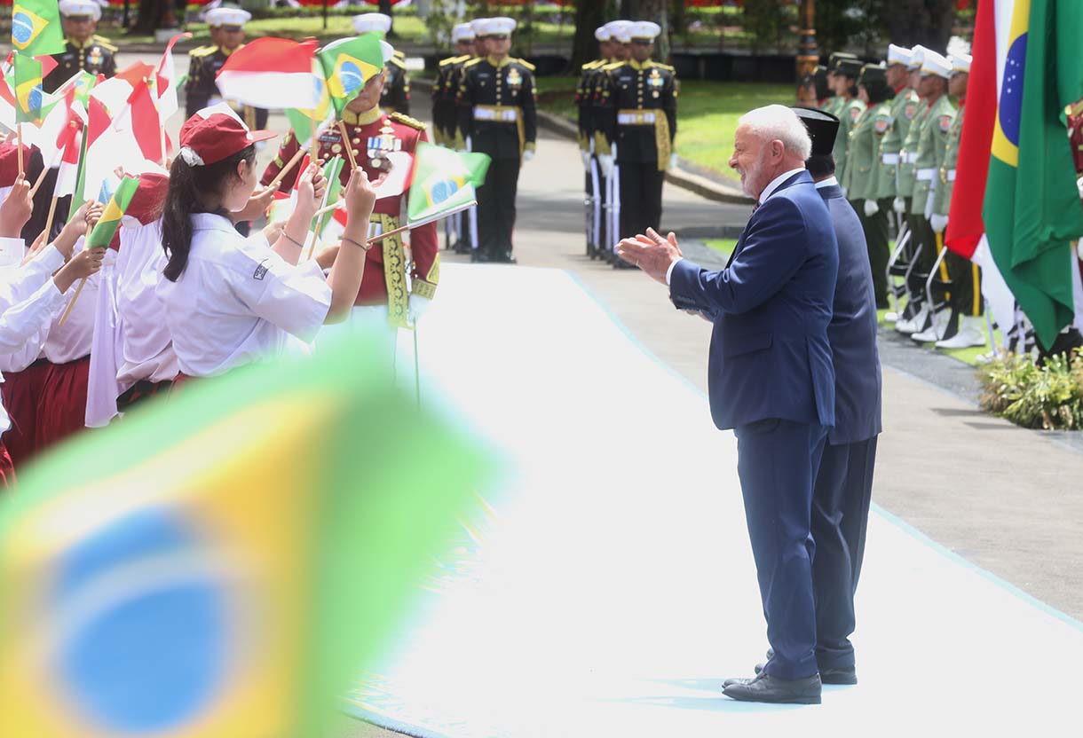 Presiden Prabowo Subianto (kedua kiri) bersama Presiden Brazil Luiz InÃ¡cio Lula da Silva (ketiga kiri) berjalan untuk pemeriksaan pasukan di Istana Merdeka, Jakarta, Kamis (23/10/2025). (Beritanasional.com/Okeatmaja)
