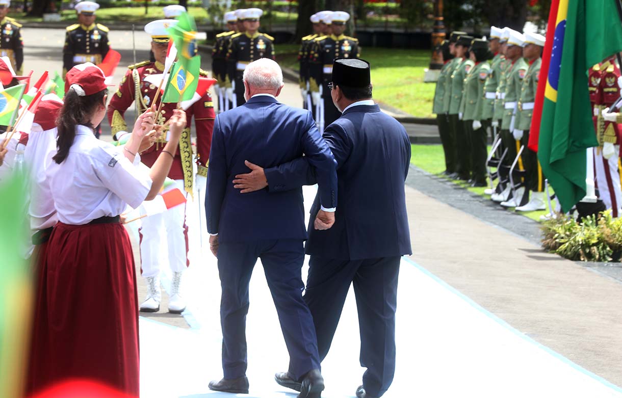 Presiden Prabowo Subianto (kedua kiri) bersama Presiden Brazil Luiz InÃ¡cio Lula da Silva (ketiga kiri) berjalan untuk pemeriksaan pasukan di Istana Merdeka, Jakarta, Kamis (23/10/2025). (Beritanasional.com/Okeatmaja)
