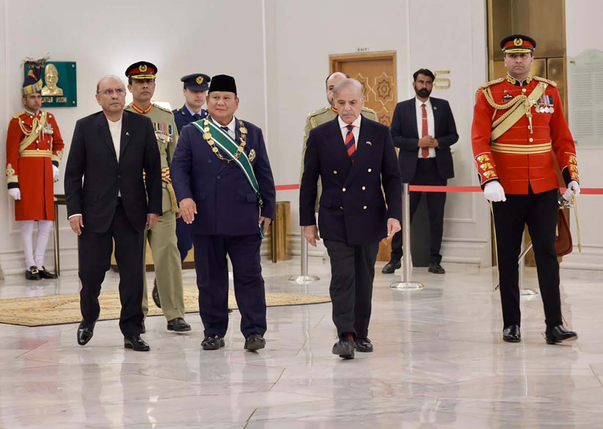 Presiden Republik Indonesia Prabowo Subianto menerima anugerah penghargaan “Nishan-e-Pakistan” dari Presiden Pakistan Asif Ali Zardari atas nama Pemerintah Pakistan dalam upacara penganugerahan penghargaan (Investiture Ceremony), di Ruang Iqbal, Aiwan-e-Sadr, pada Selasa, (9/12/2025).  (Biro Setpres)