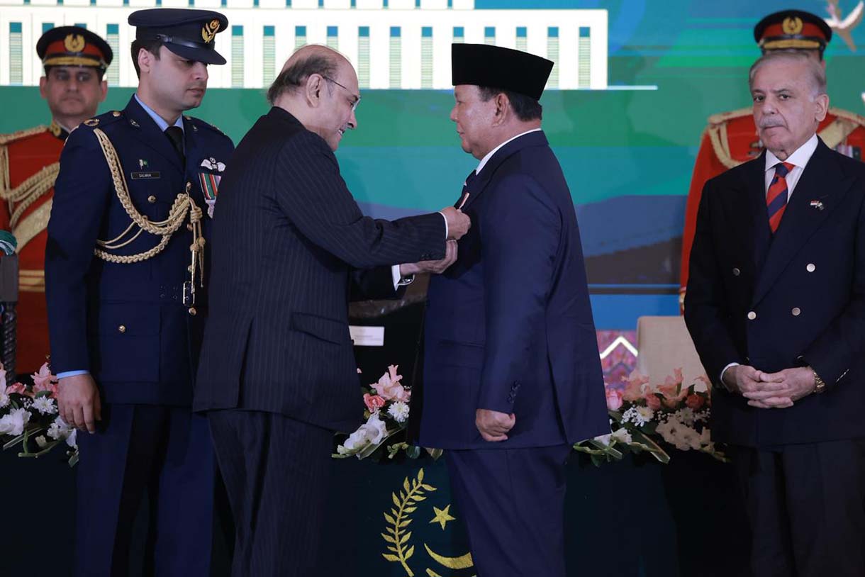 Presiden Republik Indonesia Prabowo Subianto menerima anugerah penghargaan “Nishan-e-Pakistan” dari Presiden Pakistan Asif Ali Zardari atas nama Pemerintah Pakistan dalam upacara penganugerahan penghargaan (Investiture Ceremony), di Ruang Iqbal, Aiwan-e-Sadr, pada Selasa, (9/12/2025).  (Biro Setpres)