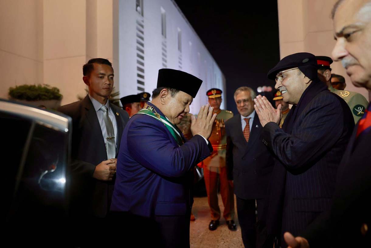 Presiden Republik Indonesia Prabowo Subianto menerima anugerah penghargaan “Nishan-e-Pakistan” dari Presiden Pakistan Asif Ali Zardari atas nama Pemerintah Pakistan dalam upacara penganugerahan penghargaan (Investiture Ceremony), di Ruang Iqbal, Aiwan-e-Sadr, pada Selasa, (9/12/2025).  (Biro Setpres)