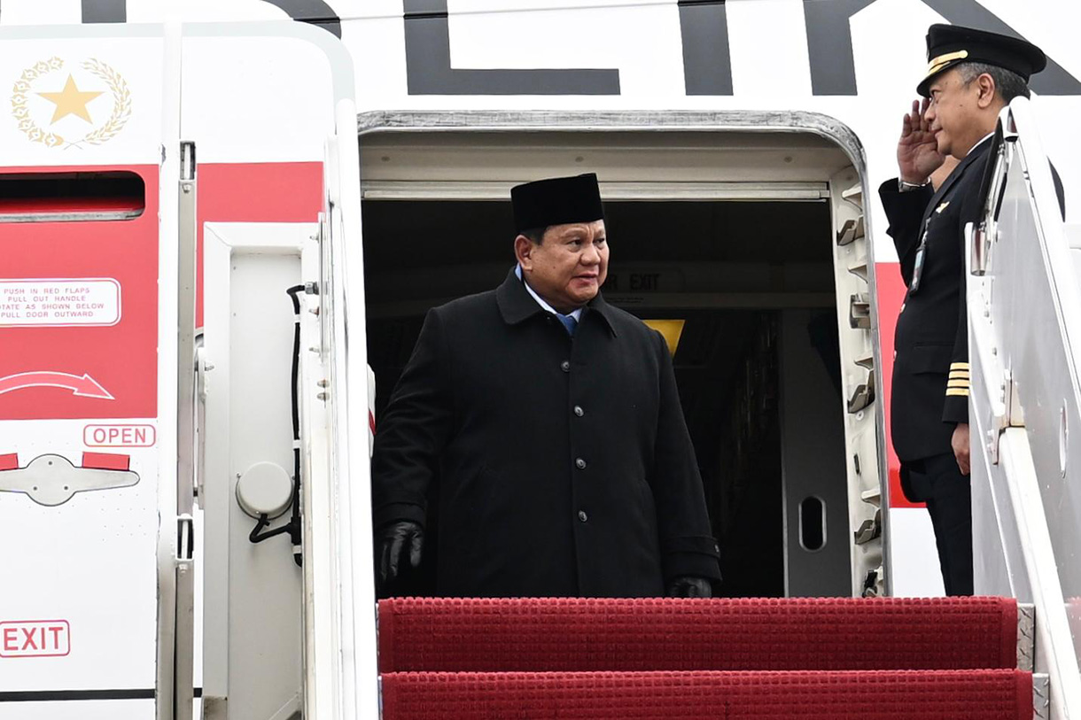 Presiden Prabowo Subianto turun dari pesawat setibanya di Pangkalan Militer Andrews, Washington DC, Amerika Serikat, Selasa (17/2/2026). (Biropers)