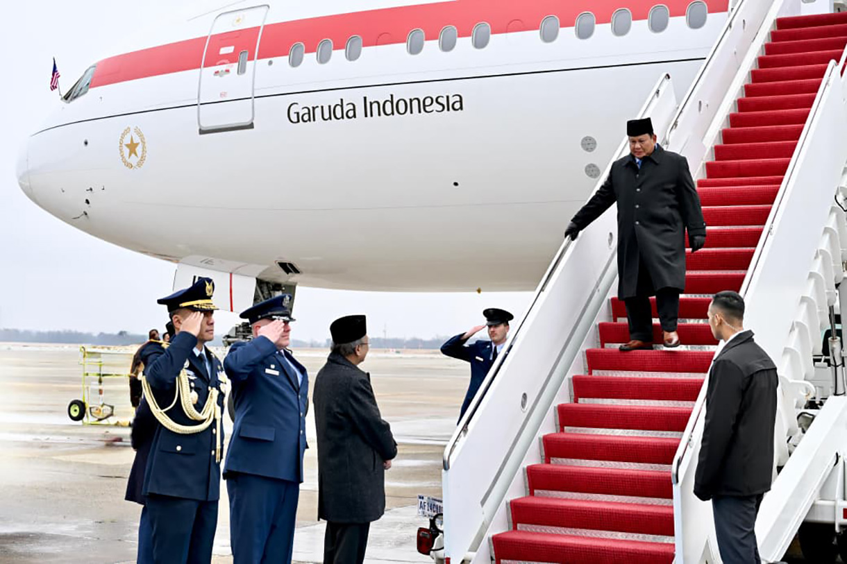 Presiden Prabowo Subianto turun dari pesawat setibanya di Pangkalan Militer Andrews, Washington DC, Amerika Serikat, Selasa (17/2/2026). (Biropers)