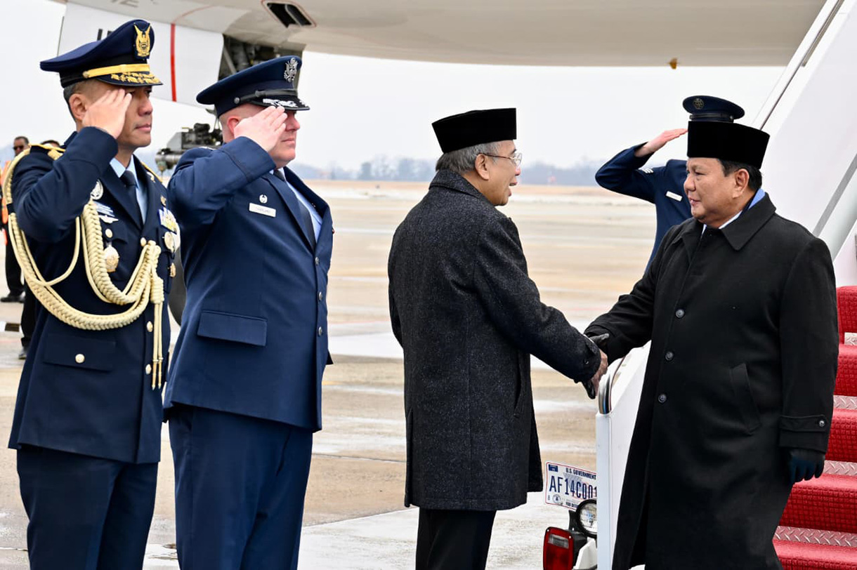 Presiden Prabowo Subianto turun dari pesawat setibanya di Pangkalan Militer Andrews, Washington DC, Amerika Serikat, Selasa (17/2/2026). (Biropers)
