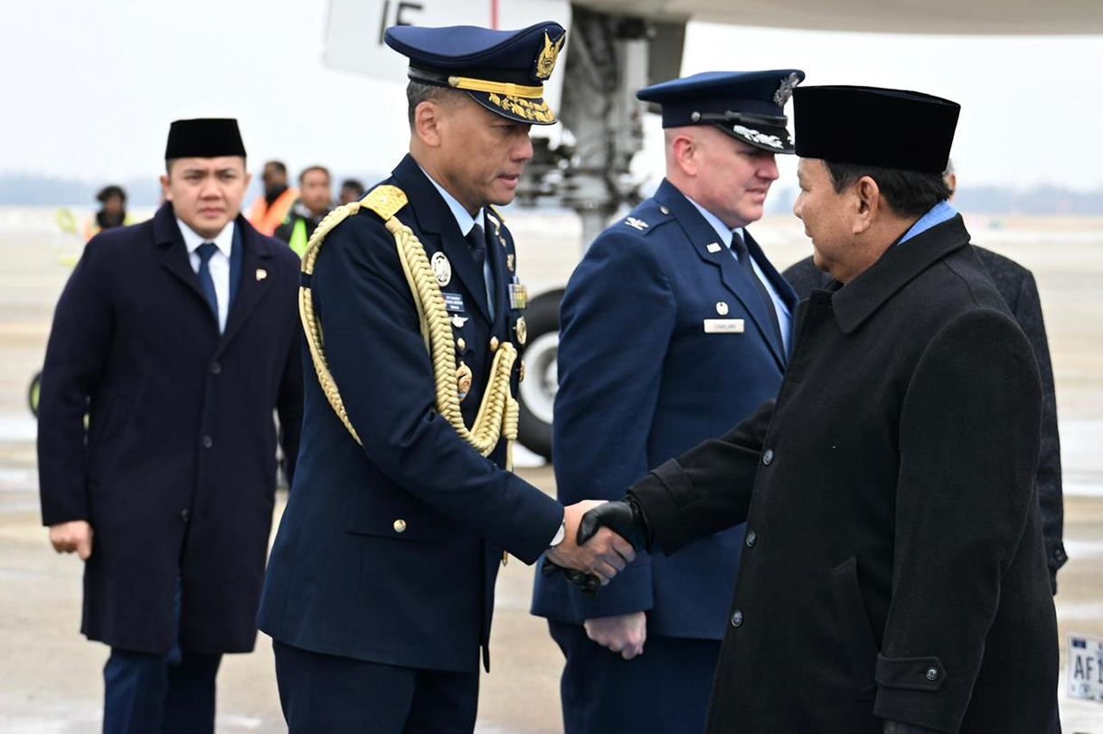 Presiden Prabowo Subianto turun dari pesawat setibanya di Pangkalan Militer Andrews, Washington DC, Amerika Serikat, Selasa (17/2/2026). (Biropers)