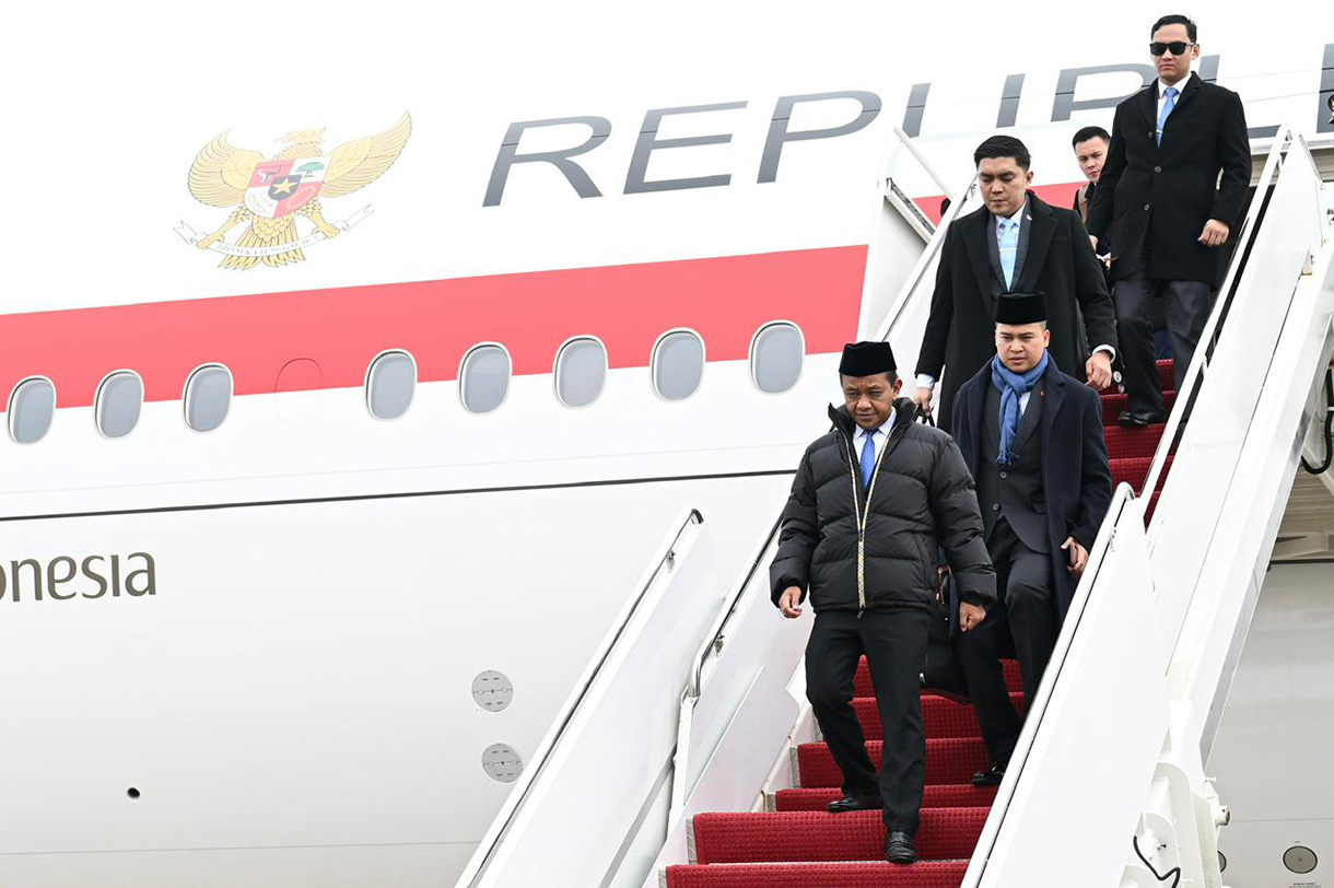 Presiden Prabowo Subianto turun dari pesawat setibanya di Pangkalan Militer Andrews, Washington DC, Amerika Serikat, Selasa (17/2/2026). (Biropers)