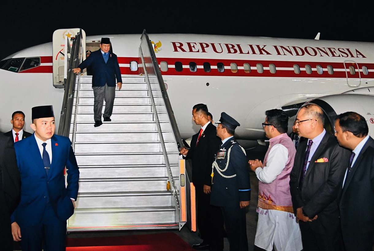 Presiden Prabowo Subianto (kiri) disambut Menteri Negara untuk Urusan Luar Negeri India Pabitra Margherita (kanan) setibanya di Air Force Station Palam, New Delhi, India, Kamis (23/1/2025).  (BeritaNasional.com/Laily Rachev - Biro Pers Sekretariat Presiden)