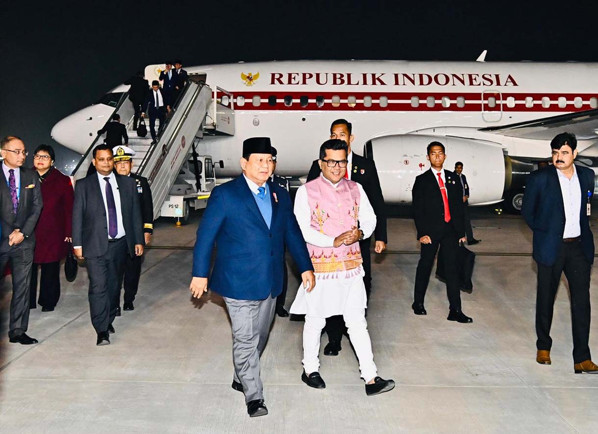 Presiden Prabowo Subianto (kiri) disambut Menteri Negara untuk Urusan Luar Negeri India Pabitra Margherita (kanan) setibanya di Air Force Station Palam, New Delhi, India, Kamis (23/1/2025).  (BeritaNasional.com/Laily Rachev - Biro Pers Sekretariat Presiden)