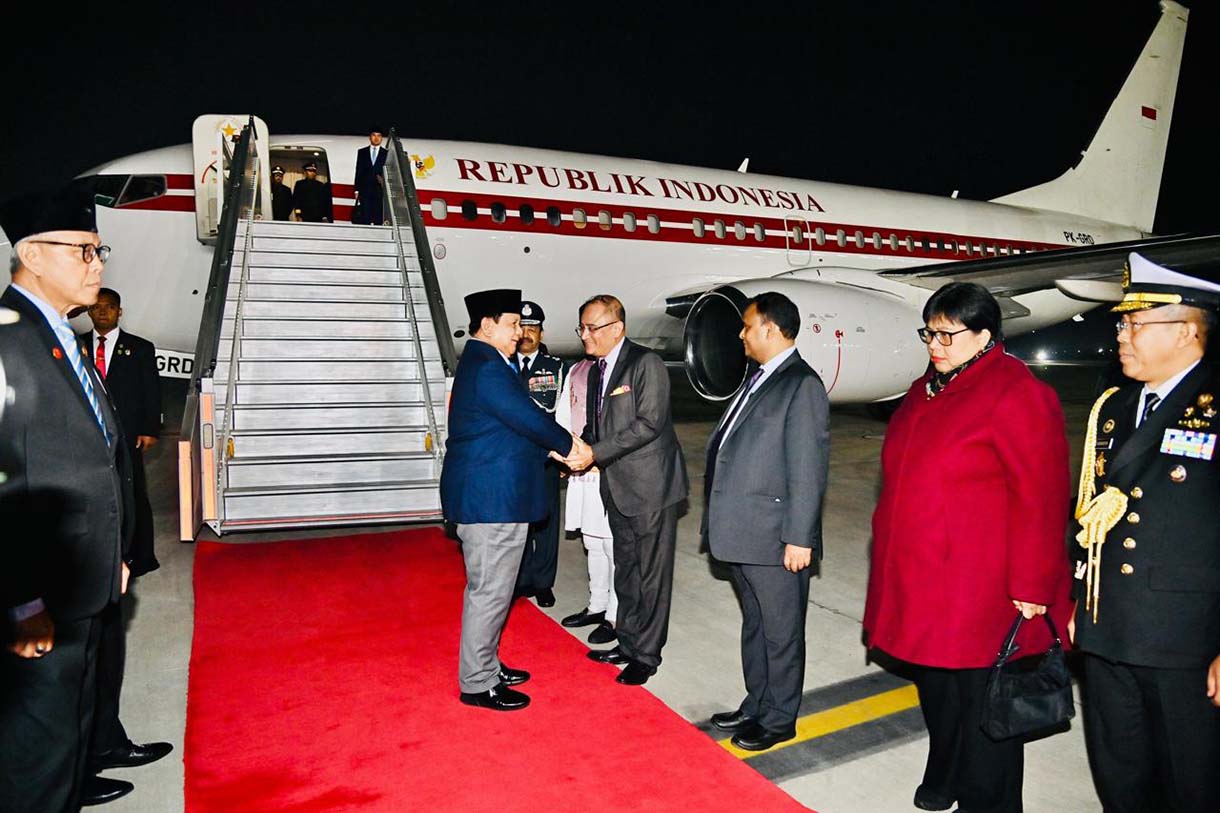 Presiden Prabowo Subianto (kiri) disambut Menteri Negara untuk Urusan Luar Negeri India Pabitra Margherita (kanan) setibanya di Air Force Station Palam, New Delhi, India, Kamis (23/1/2025).  (BeritaNasional.com/Laily Rachev - Biro Pers Sekretariat Presiden)