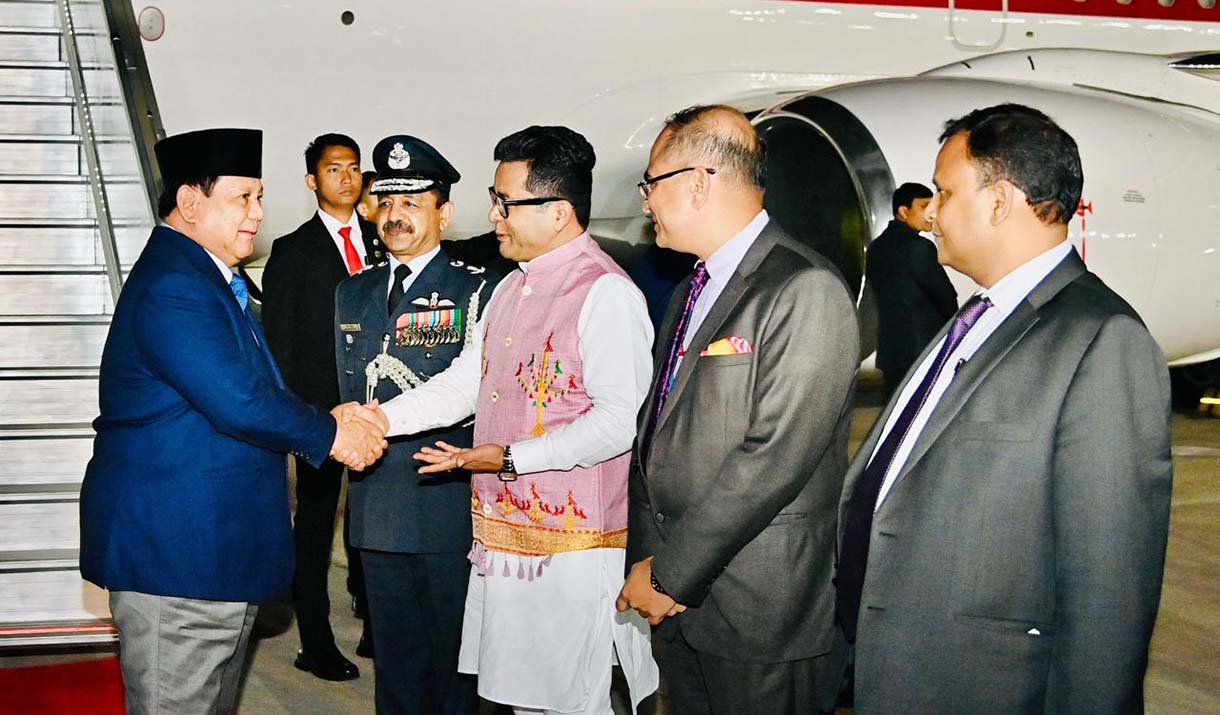 Presiden Prabowo Subianto (kiri) disambut Menteri Negara untuk Urusan Luar Negeri India Pabitra Margherita (kanan) setibanya di Air Force Station Palam, New Delhi, India, Kamis (23/1/2025).  (BeritaNasional.com/Laily Rachev - Biro Pers Sekretariat Presiden)