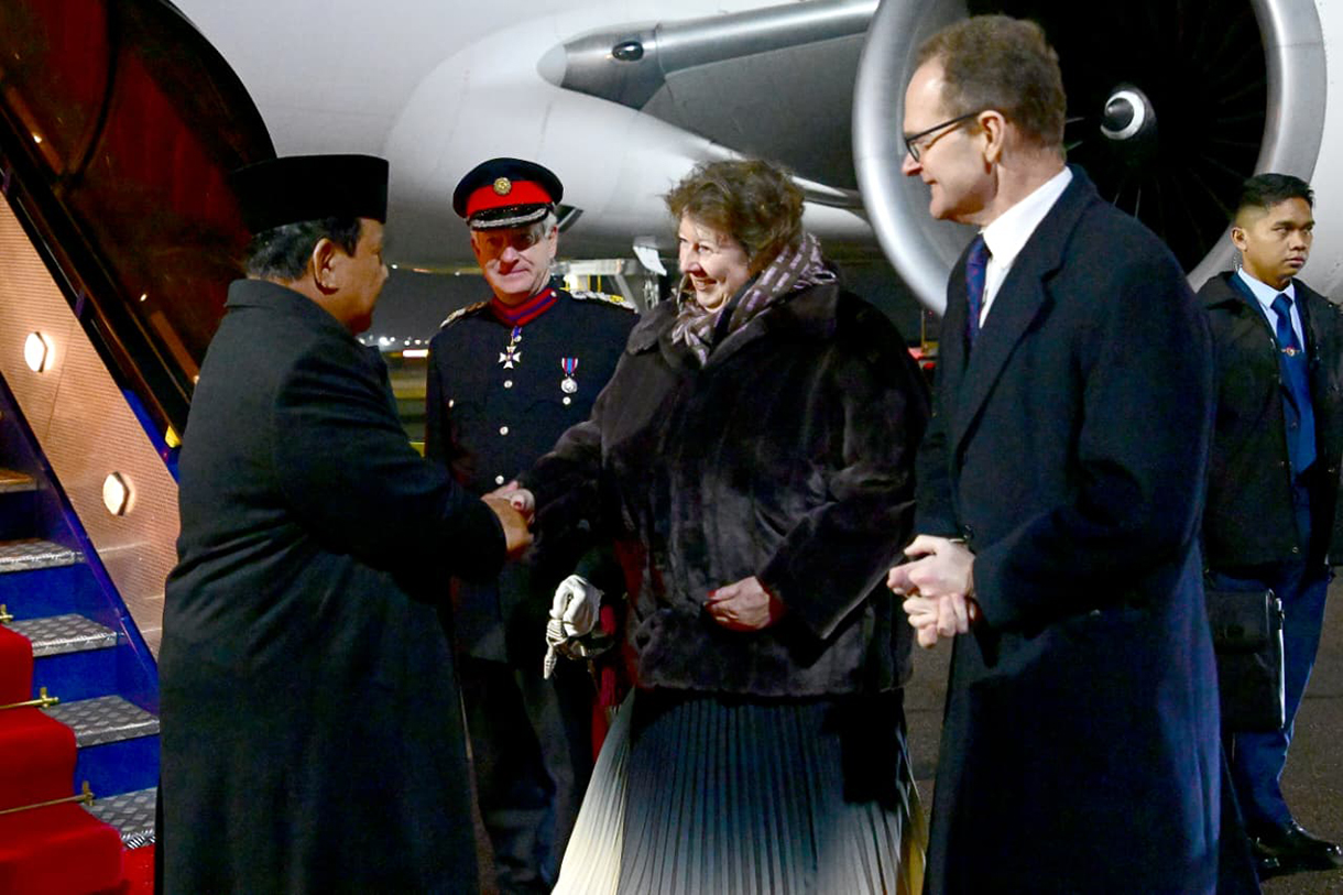 Presiden Republik Indonesia, Prabowo Subianto tiba di Bandar Udara London Stansted, Inggris, pada Minggu, 18 Januari 2026.(Biropers)