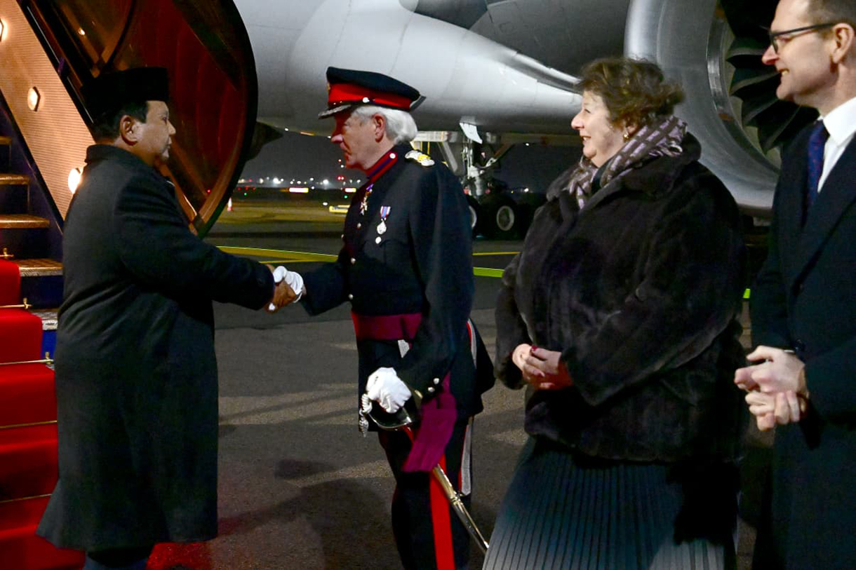 Presiden Republik Indonesia, Prabowo Subianto tiba di Bandar Udara London Stansted, Inggris, pada Minggu, 18 Januari 2026.(Biropers)