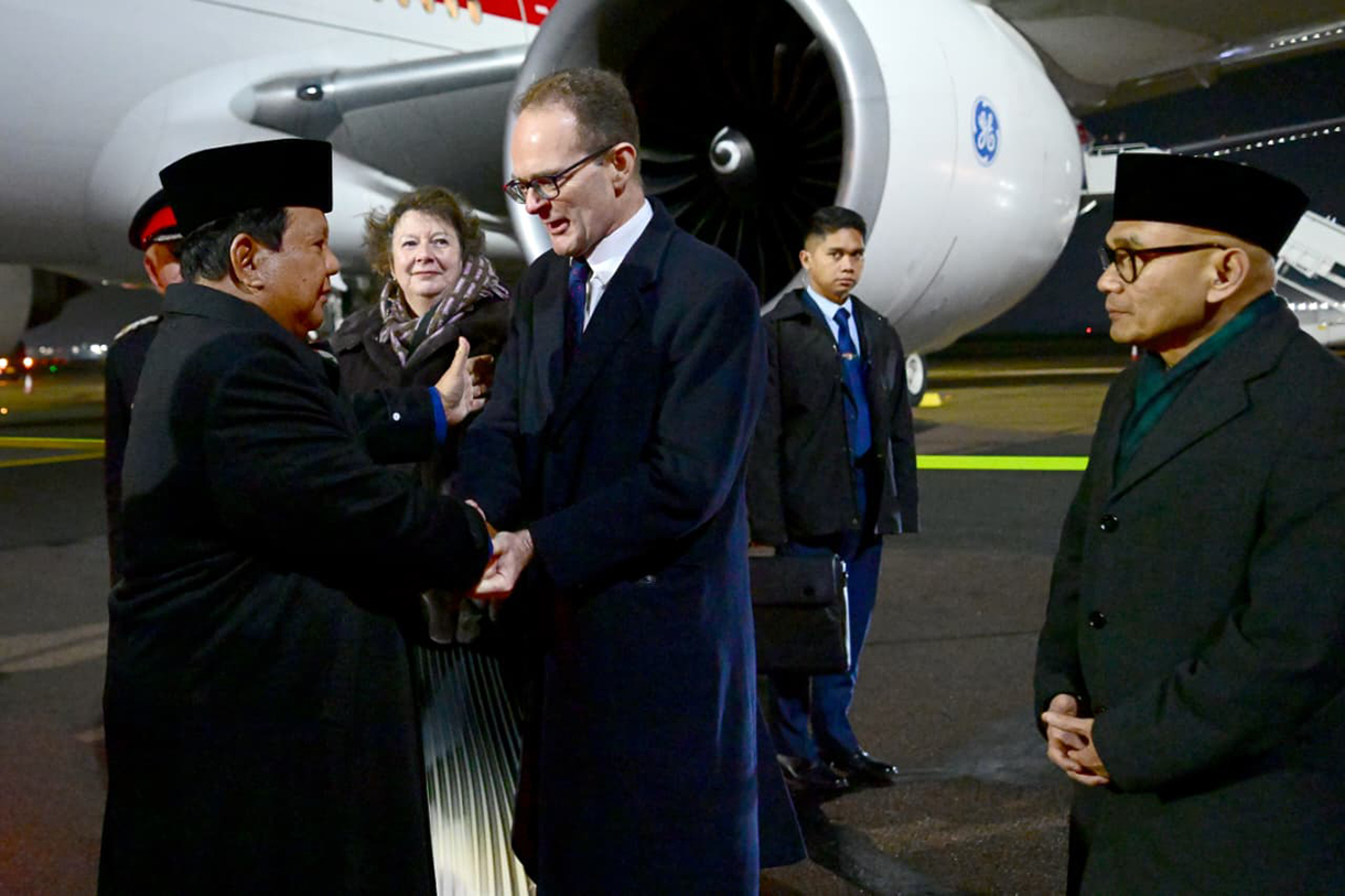 Presiden Republik Indonesia, Prabowo Subianto tiba di Bandar Udara London Stansted, Inggris, pada Minggu, 18 Januari 2026.(Biropers)