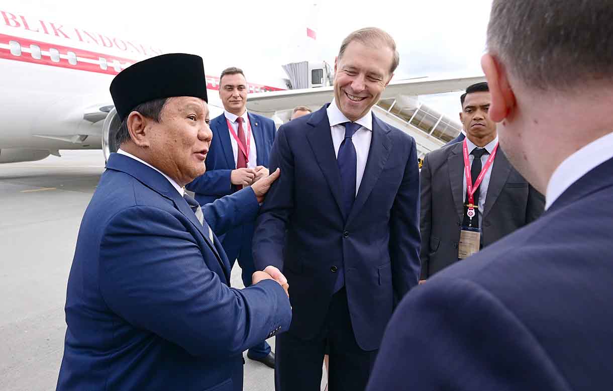 Presiden Prabowo tiba di Rusia Presiden Prabowo Subianto (ketiga kanan) memberi hormat setibanya di Terminal VVIP Bandar Udara Internasional Pulkovo, St. Petersburg, Rusia, Rabu (18/6/2025). (Biro Pers)