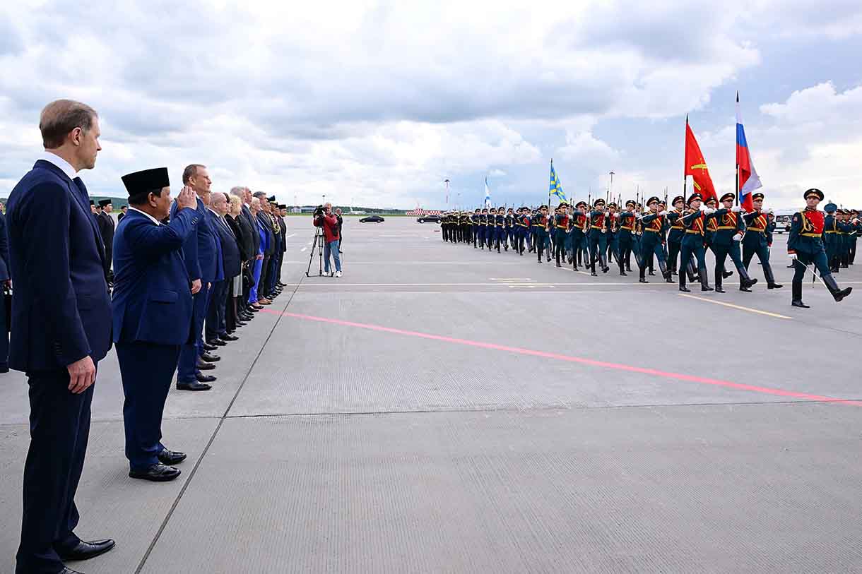 Presiden Prabowo tiba di Rusia Presiden Prabowo Subianto (ketiga kanan) memberi hormat setibanya di Terminal VVIP Bandar Udara Internasional Pulkovo, St. Petersburg, Rusia, Rabu (18/6/2025). (Biro Pers)