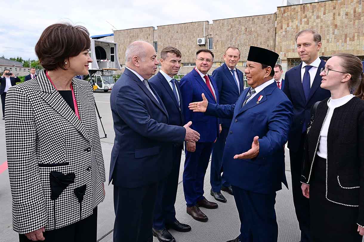 Presiden Prabowo tiba di Rusia Presiden Prabowo Subianto (ketiga kanan) memberi hormat setibanya di Terminal VVIP Bandar Udara Internasional Pulkovo, St. Petersburg, Rusia, Rabu (18/6/2025). (Biro Pers)
