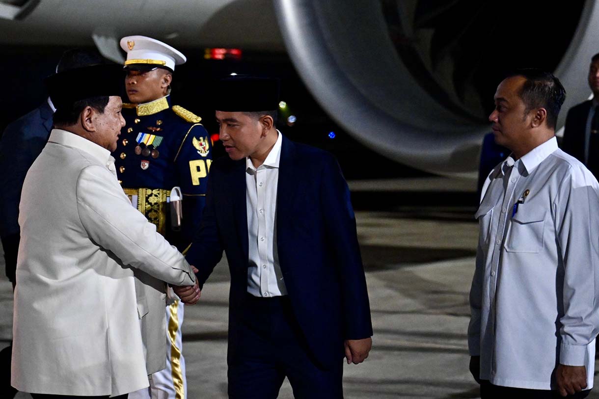 Presiden Prabowo Subianto berjalan menuruni tangga pesawat kepresiden saat tiba di Bandara Halim Perdanakusuma, Jakarta, Rabu (1/4/2026).(Biropers)