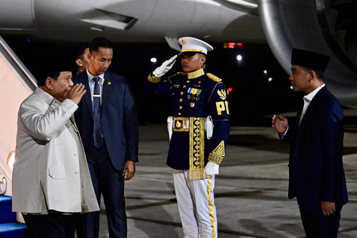 Presiden Prabowo Subianto berjalan menuruni tangga pesawat kepresiden saat tiba di Bandara Halim Perdanakusuma, Jakarta, Rabu (1/4/2026).(Biropers)