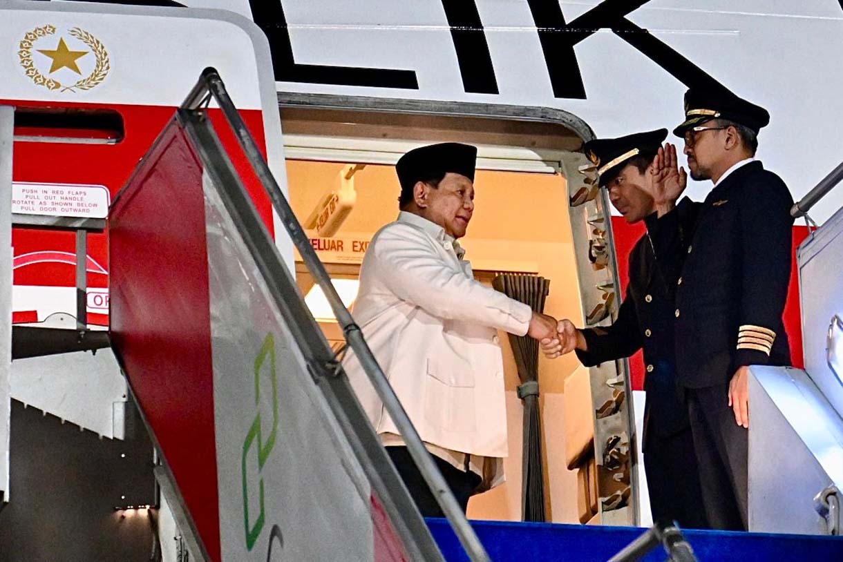 Presiden Prabowo Subianto berjalan menuruni tangga pesawat kepresiden saat tiba di Bandara Halim Perdanakusuma, Jakarta, Rabu (1/4/2026).(Biropers)