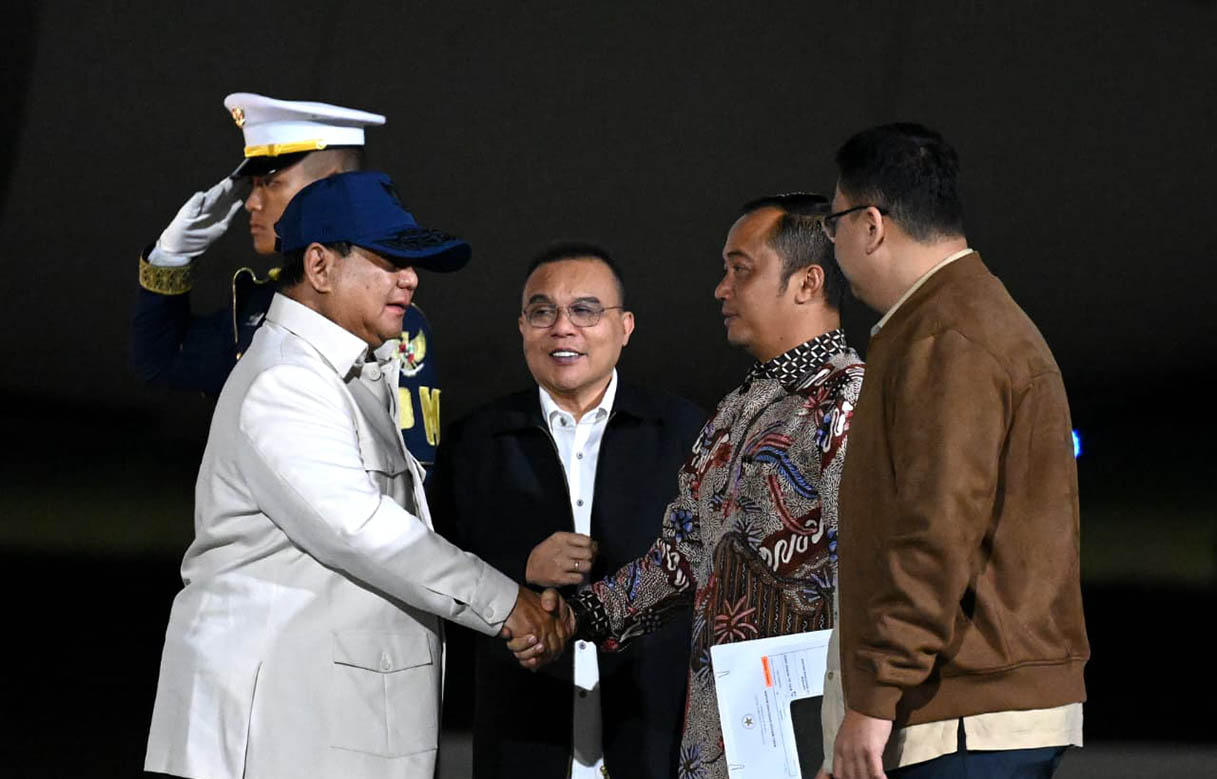 Presiden Prabowo Subianto bersama Pimpinan DPR Sufmi Dasco Ahmad di Lanud Halim Perdana Kusuma Jakarta Timur, Jakata, Rabu (12/11/2025).(Biropers)