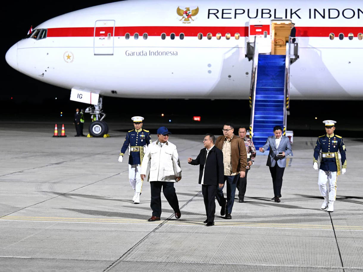 Presiden Prabowo Subianto bersama Pimpinan DPR Sufmi Dasco Ahmad di Lanud Halim Perdana Kusuma Jakarta Timur, Jakata, Rabu (12/11/2025).(Biropers)