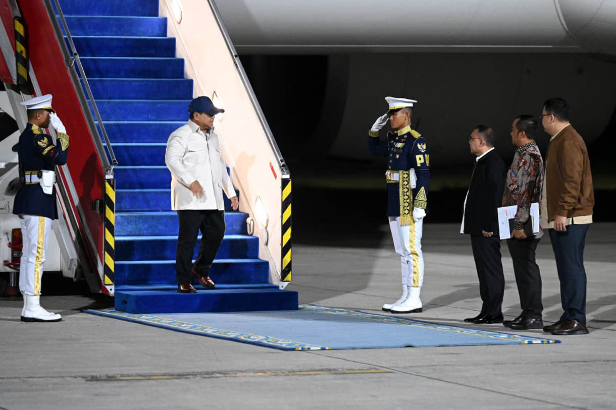 Presiden Prabowo Subianto bersama Pimpinan DPR Sufmi Dasco Ahmad di Lanud Halim Perdana Kusuma Jakarta Timur, Jakata, Rabu (12/11/2025).(Biropers)