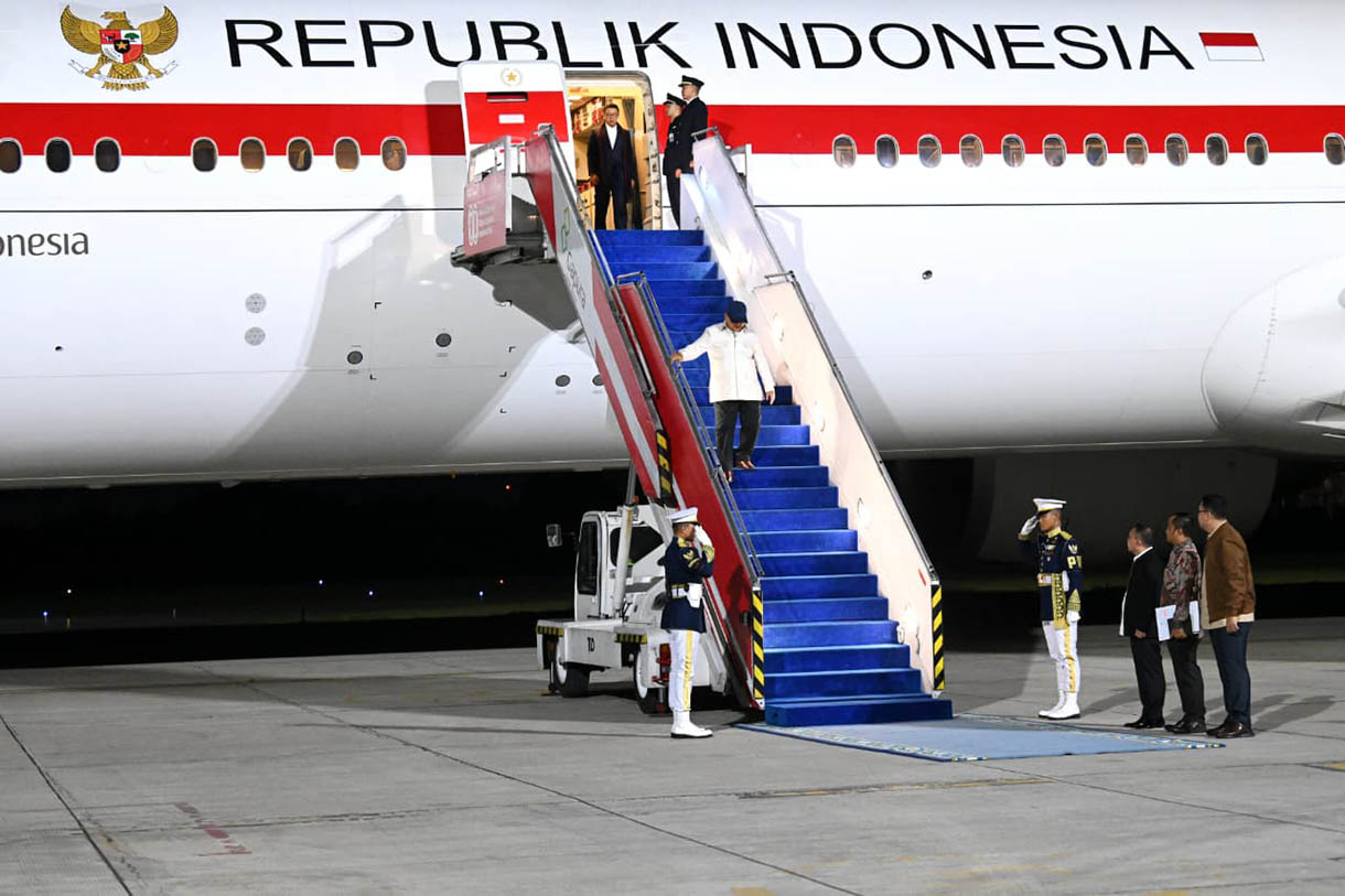 Presiden Prabowo Subianto bersama Pimpinan DPR Sufmi Dasco Ahmad di Lanud Halim Perdana Kusuma Jakarta Timur, Jakata, Rabu (12/11/2025).(Biropers)