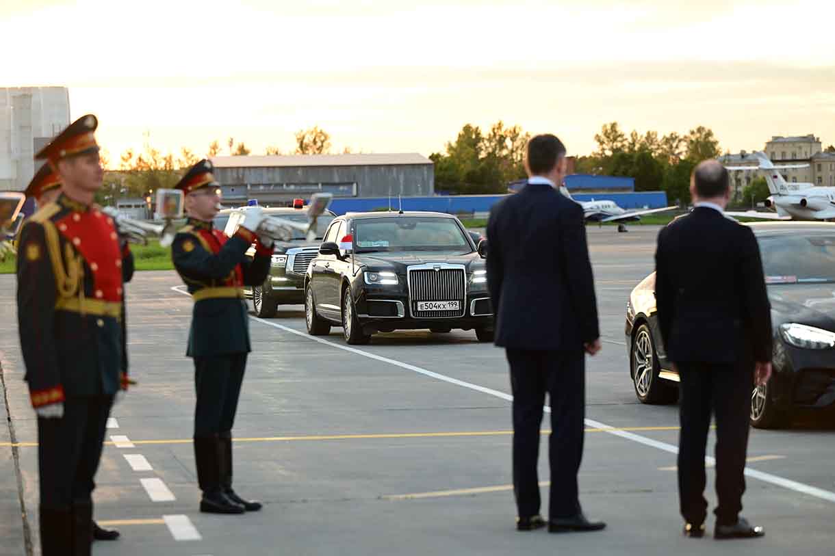 Presiden Prabowo Subianto memberikan sikap hormat sebelum memasuki pesawat kepresidenan untuk bertolak kembali ke Indonesia dari Bandar Udara International Pulkovo di St. Petersburg, Rusia, Jumat (20/6/2025).  (Biro Pers)