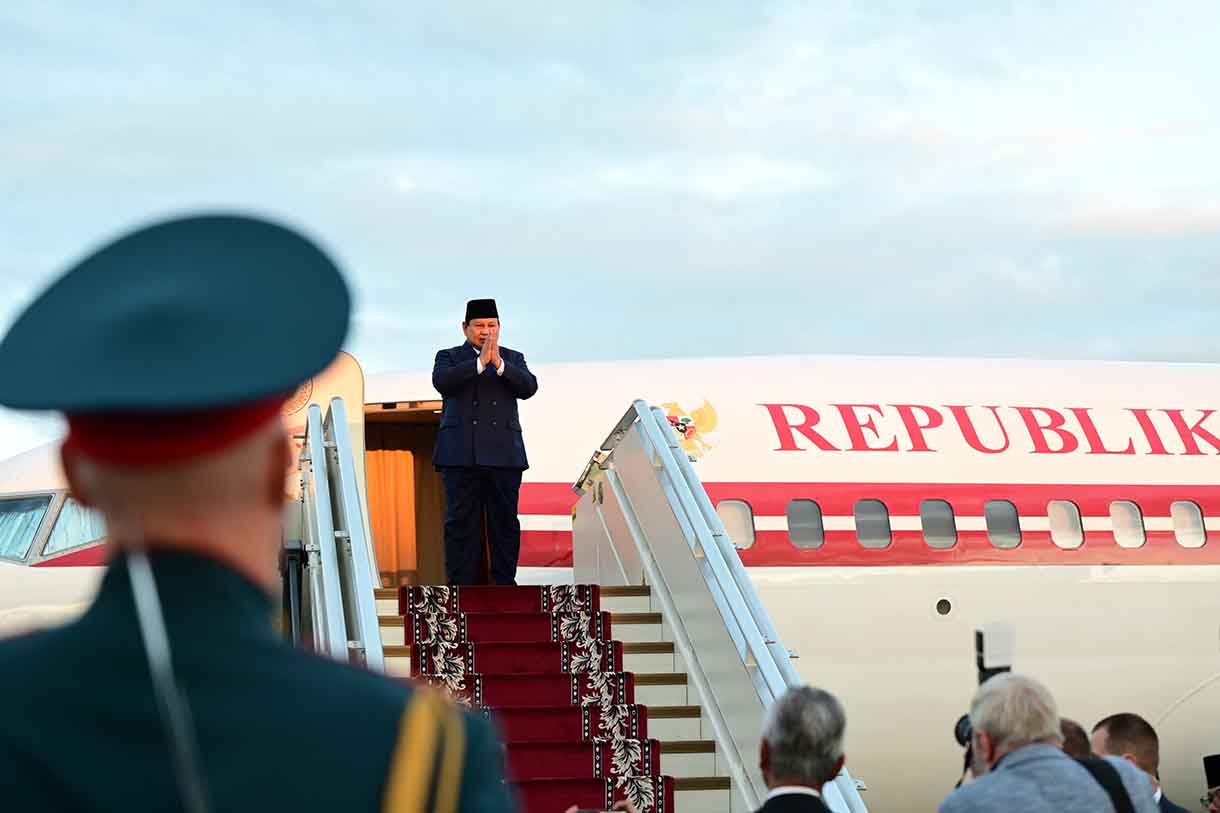 Presiden Prabowo Subianto memberikan sikap hormat sebelum memasuki pesawat kepresidenan untuk bertolak kembali ke Indonesia dari Bandar Udara International Pulkovo di St. Petersburg, Rusia, Jumat (20/6/2025).  (Biro Pers)