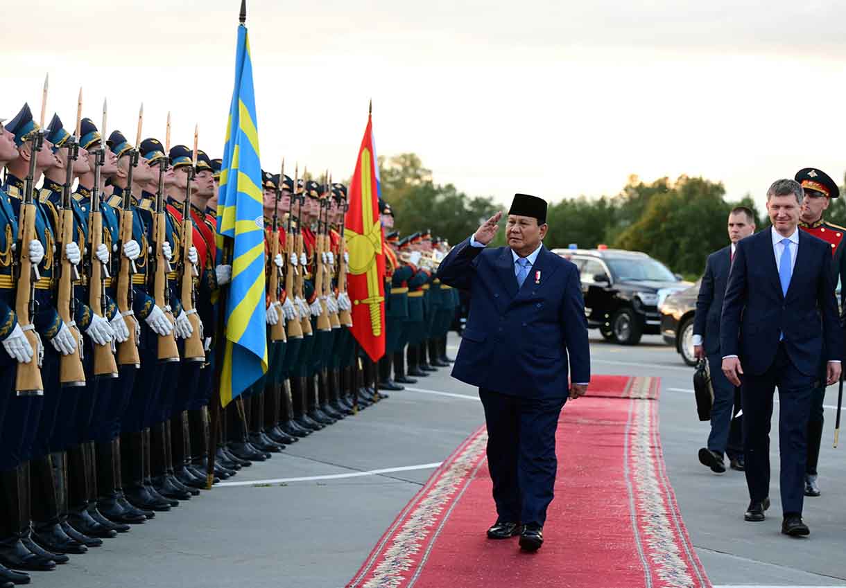 Presiden Prabowo Subianto memberikan sikap hormat sebelum memasuki pesawat kepresidenan untuk bertolak kembali ke Indonesia dari Bandar Udara International Pulkovo di St. Petersburg, Rusia, Jumat (20/6/2025).  (Biro Pers)